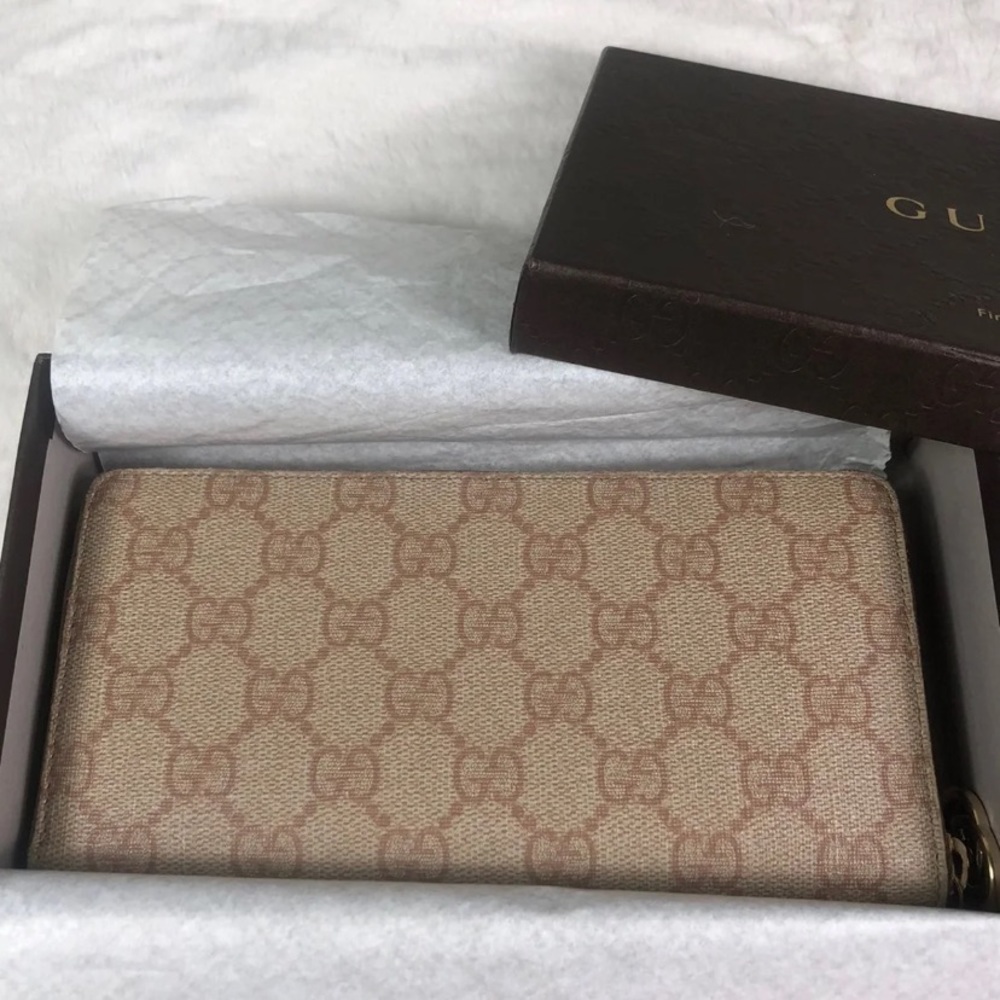 Gucci zip around wallet